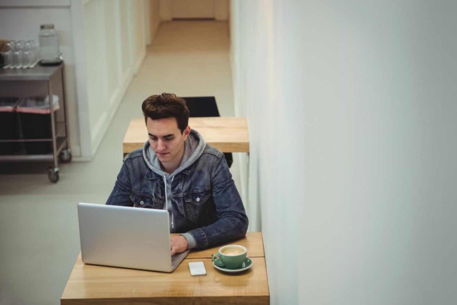 Studierende bei der Arbeit an einem gemeinnützigen Fotoprojekt