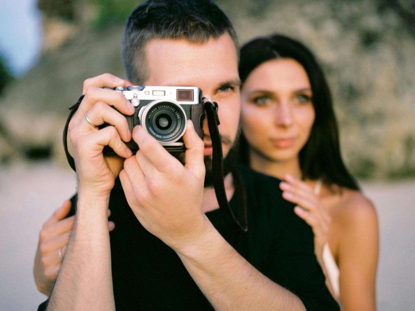 Fotografieanfänger beim Lernen der Grundlagen